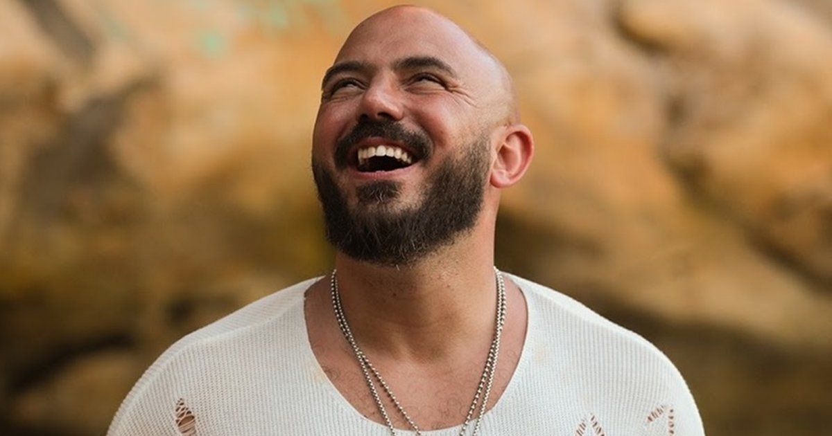 شاهد .. بالصورة- محمود العسيلي يشوق الجمهور لأحدث أغانيه