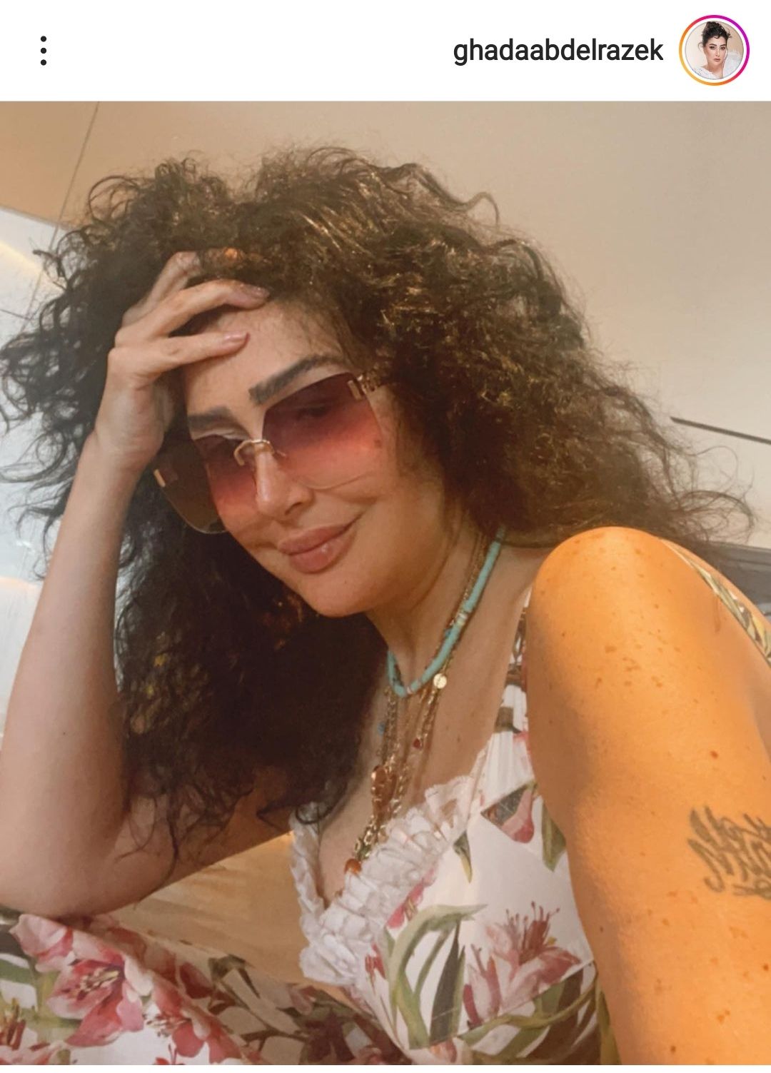 بالتاتوه والشعر الكيرلي .. غادة عادل غزالة رايقة في أحدث ظهور – شاهد