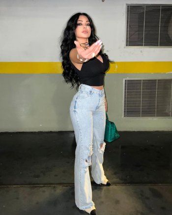 شاهد .. هيفا وهبي تخطف أنظار المتابعين بأحدث إطلالاتها.. والجمهور يتغزل بجمالها