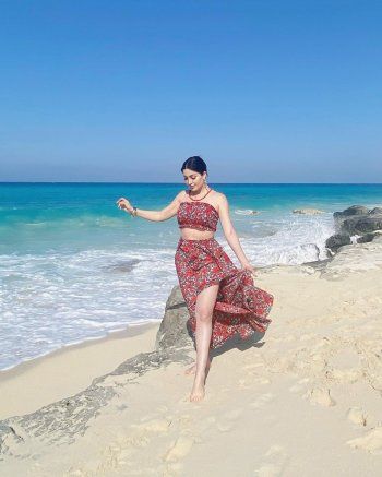 شاهد .. نسرين طافش بإطلالة صيفية مميزة على البحر.. وفستانها يلفت الأنظار