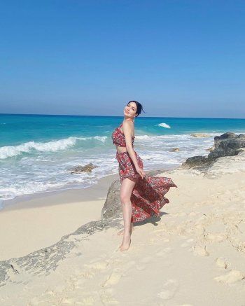 شاهد .. نسرين طافش بإطلالة صيفية مميزة على البحر.. وفستانها يلفت الأنظار