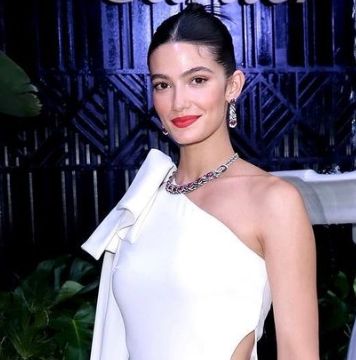 بفستان ابيض مكشوف الساق.. تارا عماد تخطف الانظار