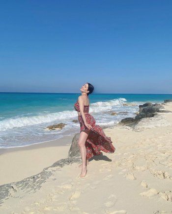 شاهد .. نسرين طافش بإطلالة صيفية مميزة على البحر.. وفستانها يلفت الأنظار