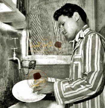 شاهد .. صورة عفوية لـ عبد الحليم حافظ وهو يغسل الصحون تلفت الأنظار