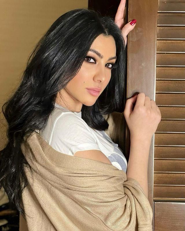 بالصور .. ميريهان حسين قمر كالعادة في أحدث جلسة تصوير