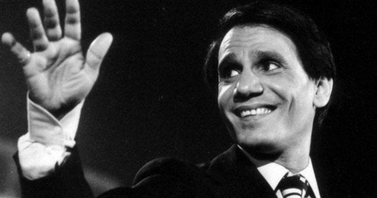 شاهد .. صورة عفوية لـ عبد الحليم حافظ وهو يغسل الصحون تلفت الأنظار