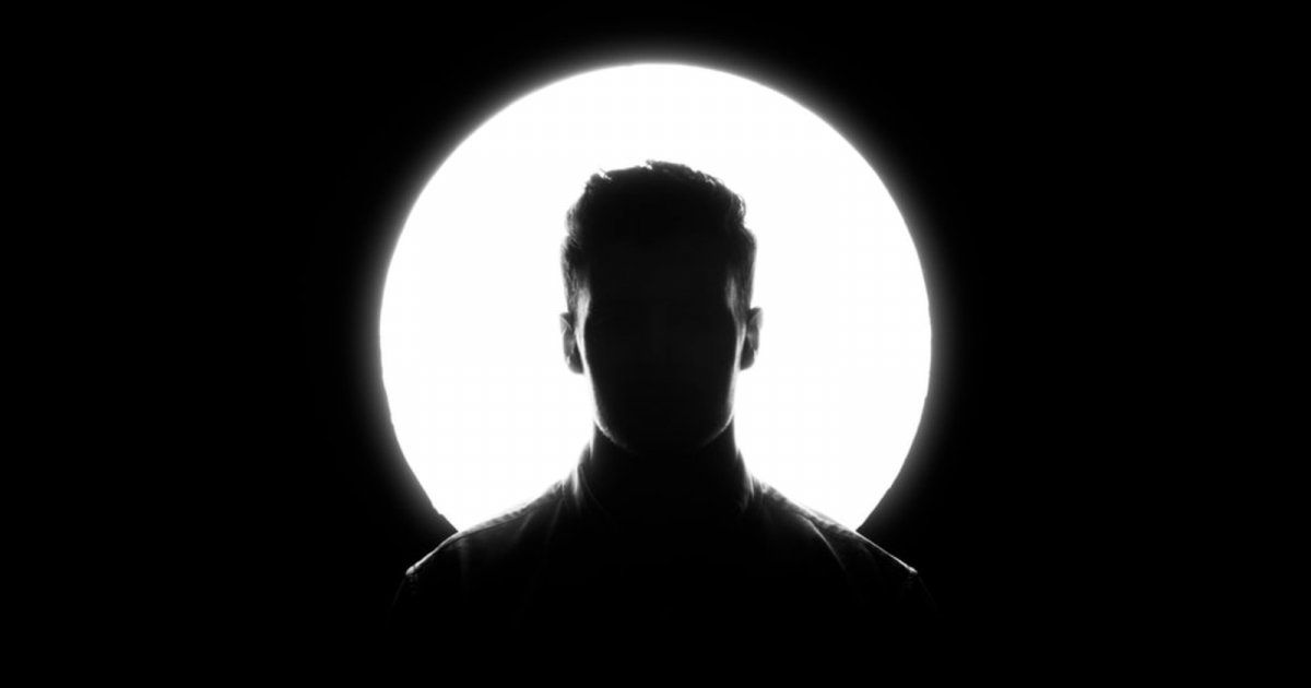 شاهد .. إبنة نجم شهير تنضم الى موقع إباحي وهو ينهار لأنه لا يستطيع منعها!