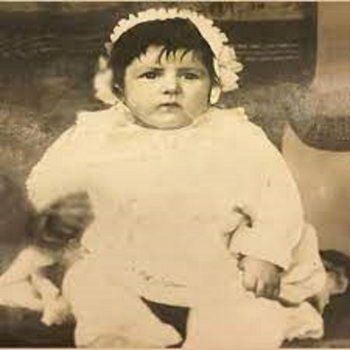 شاهد .. لقبت بـ "دلّوعة السينما".. خمنوا من هذه الطفلة