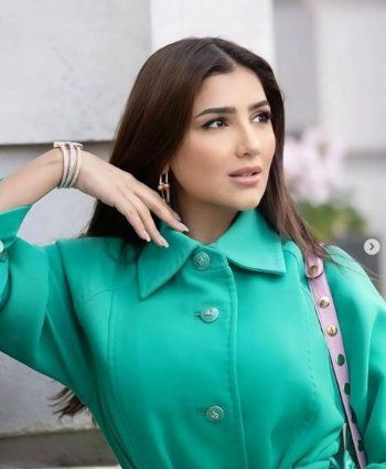 شاهد .. مي عمر تخطف الأنظار بإطلالتها من لندن.. وسعر المعطف يفوق المتوقع