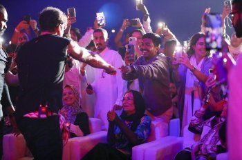 شاهد .. سعد لمجرد يعبر عن سعادته بتواجد والدته في حفله بجدة-بالصورة