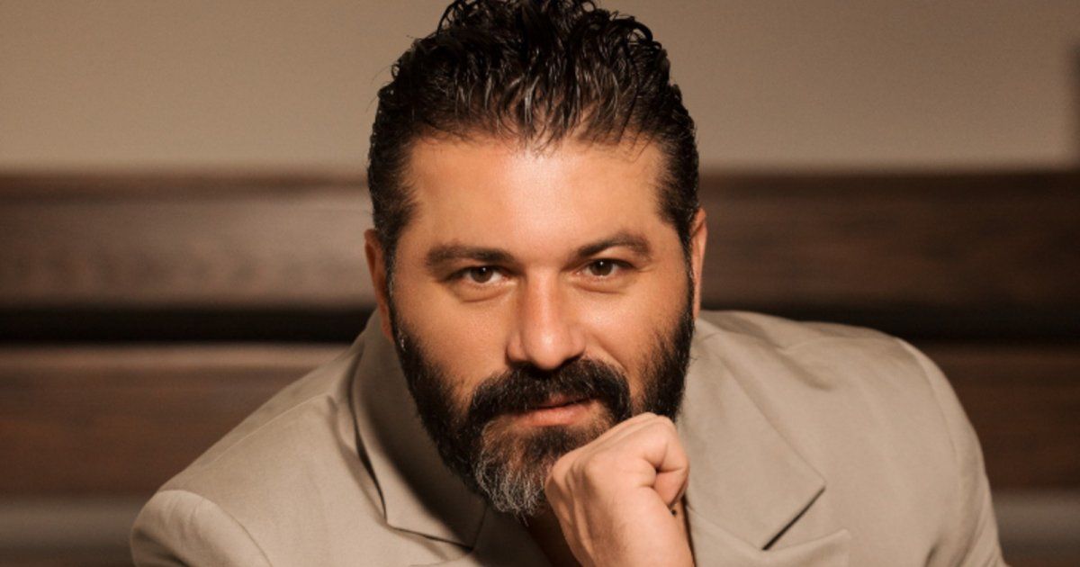 شاهد .. يزن السيد يهدي زوجته سيارة فارهة والأخيرة تعلق: "من شر حاسد اذا حسد"