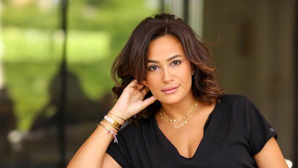 بالأحمر – هند صبري بفستان مكشوف هيجننك .. شاهد