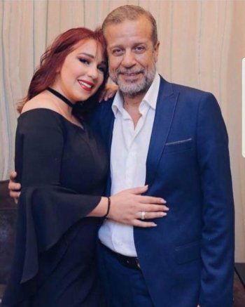 شاهد .. شريف منير وابنته يتبادلان الرسائل.. ويضعان حد لتدخّل الناس