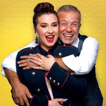 شاهد .. شريف منير وابنته يتبادلان الرسائل.. ويضعان حد لتدخّل الناس