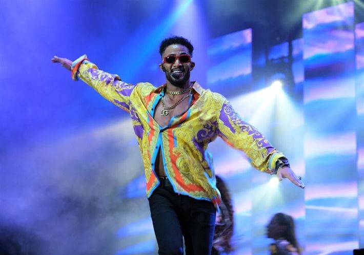 ملك الموضة “محمد رمضان” بقميص Versace بحفله تركيا : شاهد