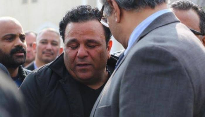 محمد فؤاد ينهار بالبكاء أثناء البحث عن مقبرة شقيقه : شاهد