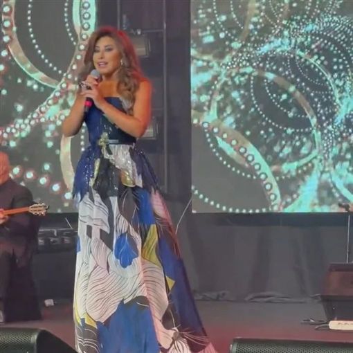 سعره 100 ألف جنيه : نجوى كرم بفستان أزرق أنيق تحفة – شاهد