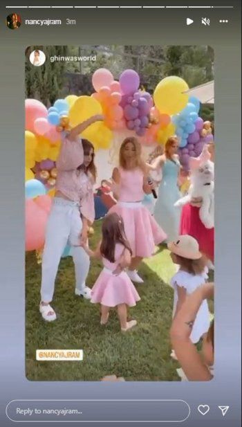 شاهد .. نانسي عجرم ترقص بعفوية واضحة برفقة إبنتها.. والجمهور يتفاعل