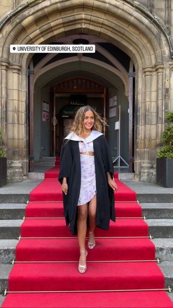 شاهد .. كنزي ابنة عمرو دياب تحتفل بتخرجها في بريطانيا