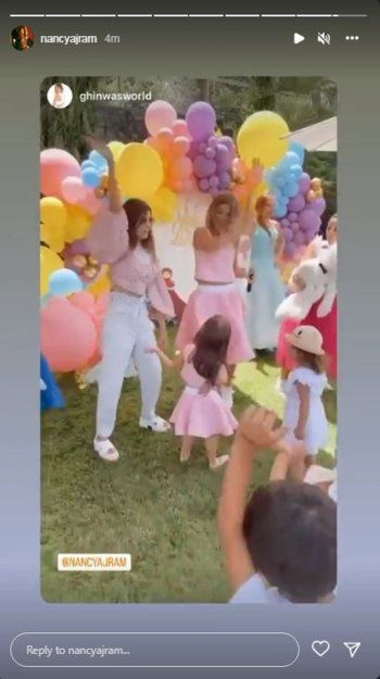 شاهد .. نانسي عجرم ترقص بعفوية واضحة برفقة إبنتها.. والجمهور يتفاعل