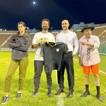 شاهد .. أحمد حاتم يتعاقد مع المدرب العالمي جوارديولا في فيلم المطاريد