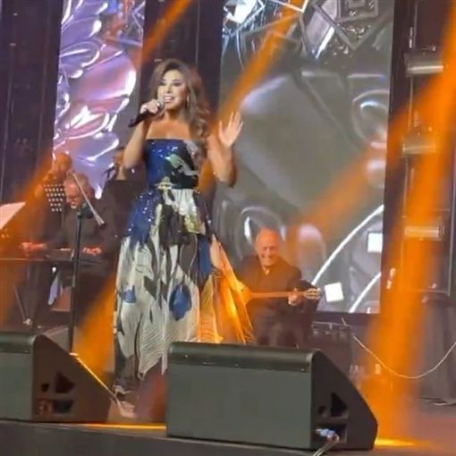 سعره 100 ألف جنيه : نجوى كرم بفستان أزرق أنيق تحفة – شاهد