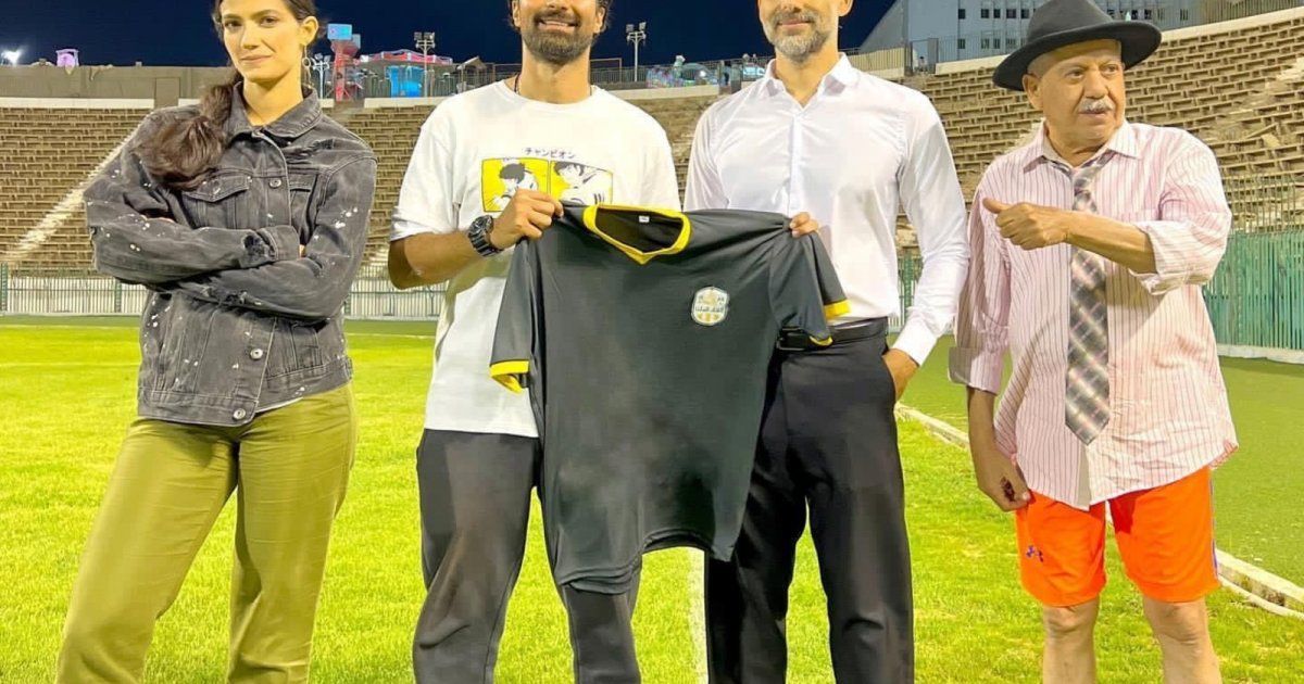 شاهد .. أحمد حاتم يتعاقد مع المدرب العالمي جوارديولا في فيلم المطاريد