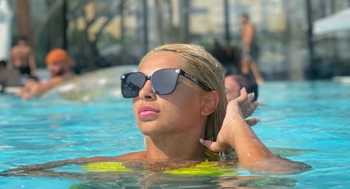 بالمايوه الاصفر : مي حلمي بدر في تمامه – شاهد