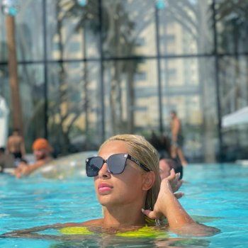 شاهد .. مي حلمي تفاجئ الجمهور بصور من حوض السباحة.. وهكذا بدت