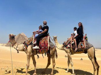 شاهد .. بالصور- جون لجند يزور الأهرامات بصحبة عائلته قبل حفله في مصر