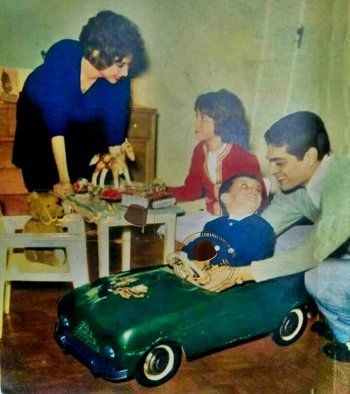 شاهد .. صورة نادرة لعائلة عمر الشريف وفاتن حمامة تجتاح مواقع التواصل الإجتماعي