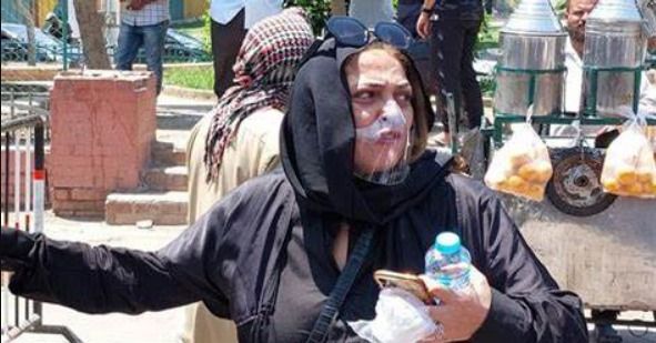 نهلة سلامة في جنازة والدتها وسط غياب الفنانين | صور