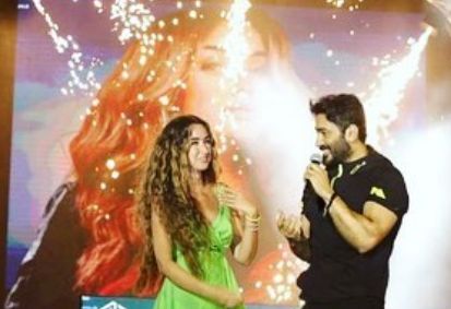 هنا الزاهد تعبر عن سعادتها بحضور حفل تامر حسني بالعلمين: ” كنت مخضوضه من العدد”