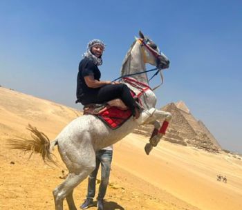 شاهد .. بالصور- جون لجند يزور الأهرامات بصحبة عائلته قبل حفله في مصر