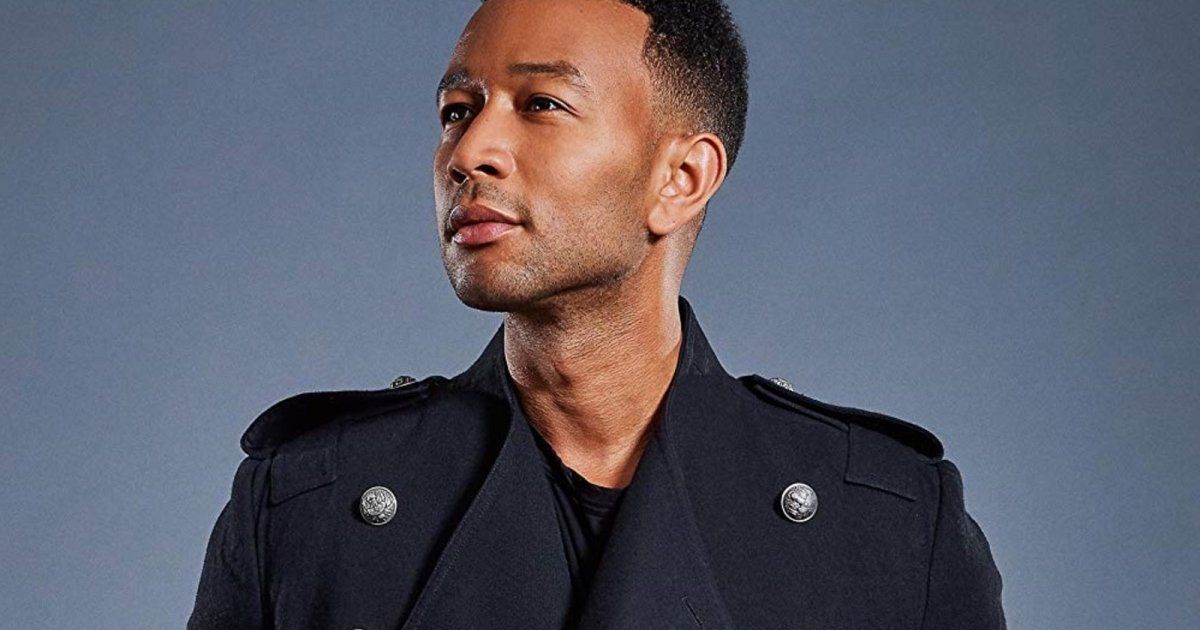 شاهد .. بالصور- جون لجند يزور الأهرامات بصحبة عائلته قبل حفله في مصر