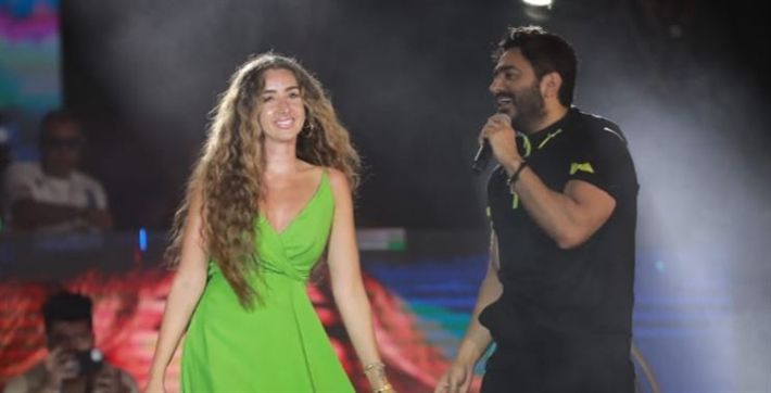 هنا الزاهد مخضوضة وهي بترقص مع تامر حسني : شاهد