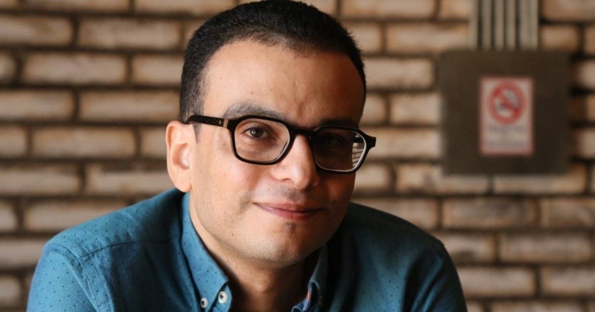 شاهد .. أمير رمسيس يجول الشوارع دفاعا عن كلاب الشاردة