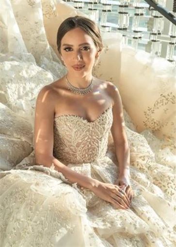 القمر ” جميلة عوض ” بفستان زفاف مفتوح – شاهد