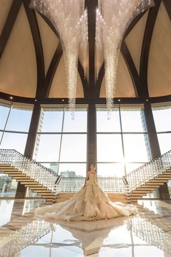 القمر ” جميلة عوض ” بفستان زفاف مفتوح – شاهد