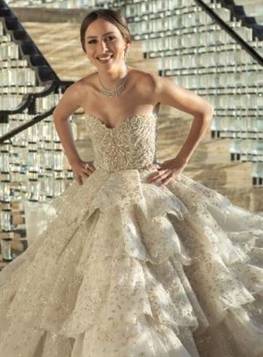 القمر ” جميلة عوض ” بفستان زفاف مفتوح – شاهد