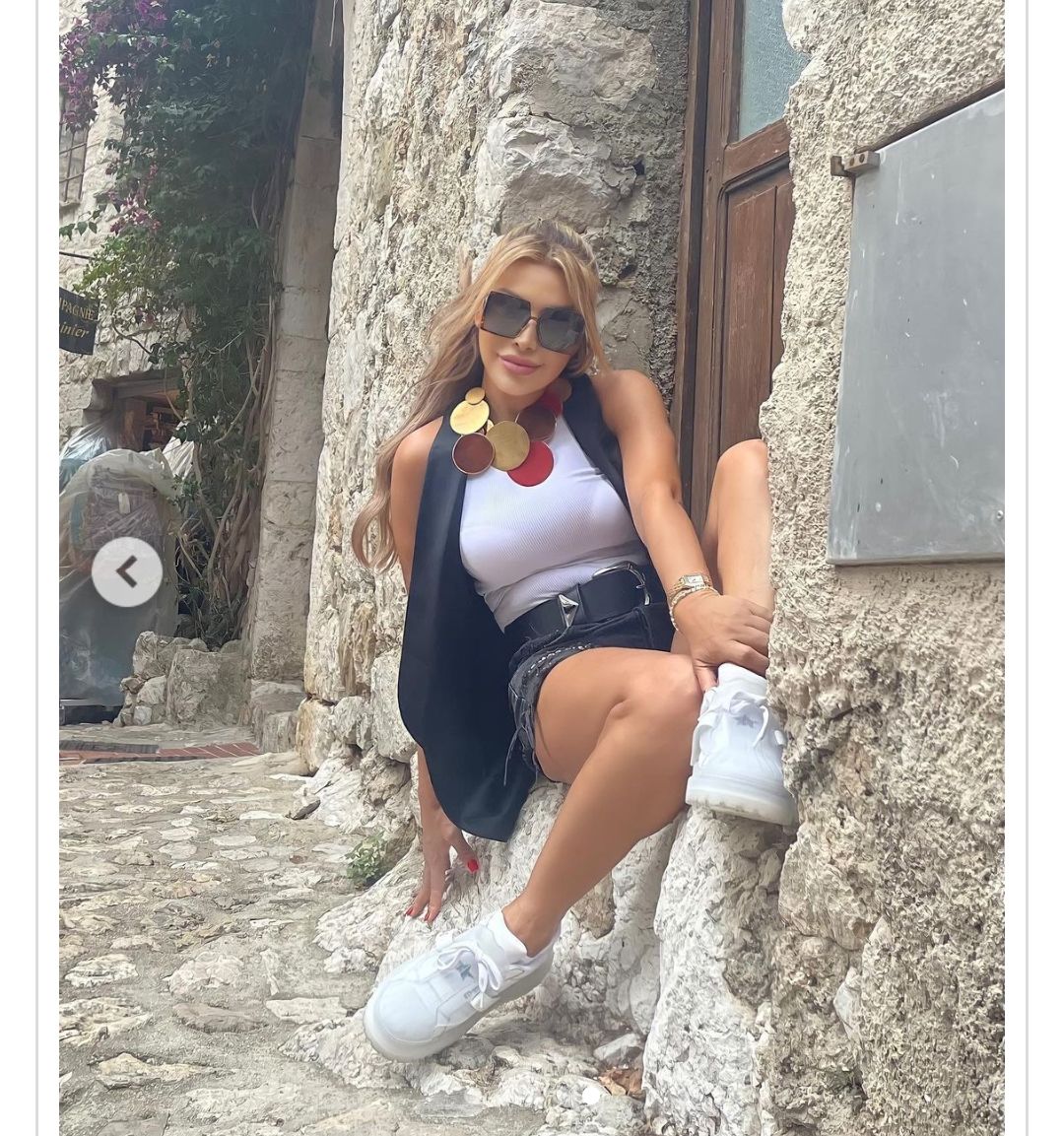 الشباب تعبو منها – نوال الزغبي بتتمشي في الشارع بالشورت .. شاهد