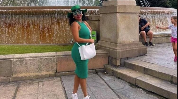 رانيا يوسف في عالم تاني وماشية تتمخطر في الشوارع- شاهد