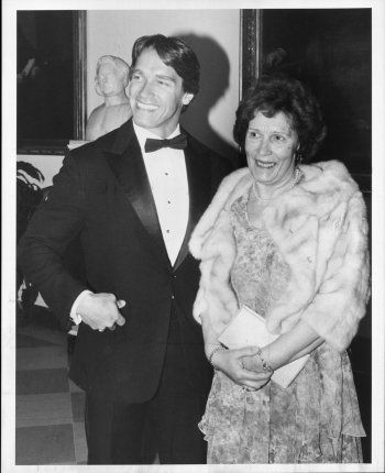 شاهد .. أرنولد شوارزنيغر يستذكر والدته بكلمات مؤثرة- بالصور