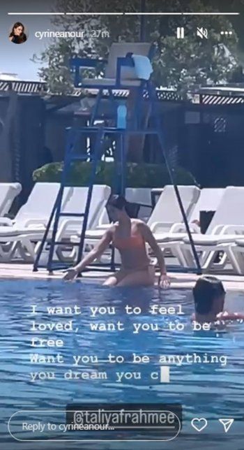 شاهد .. سيرين عبد النور تستمتع مع إبنتها في حوض السباحة