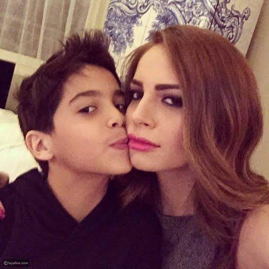 ابن امال ماهر كبر و شايل أمه بين ايده – شاهد