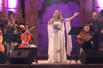 شاهد .. بالصور - دلال أبو آمنة تشعل الأجواء بآخر حفلاتها