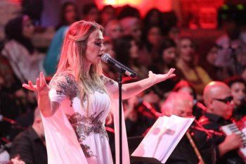 شاهد .. بالصور - دلال أبو آمنة تشعل الأجواء بآخر حفلاتها