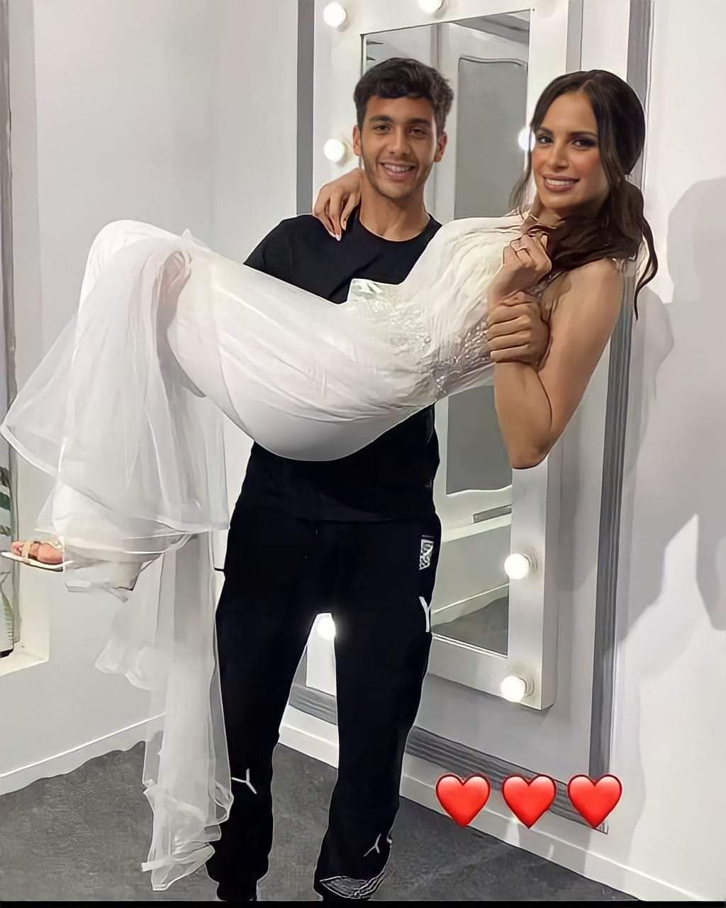 ابن امال ماهر كبر و شايل أمه بين ايده – شاهد