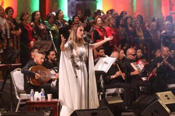 شاهد .. بالصور - دلال أبو آمنة تشعل الأجواء بآخر حفلاتها