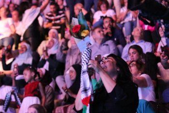 شاهد .. بالصور - دلال أبو آمنة تشعل الأجواء بآخر حفلاتها